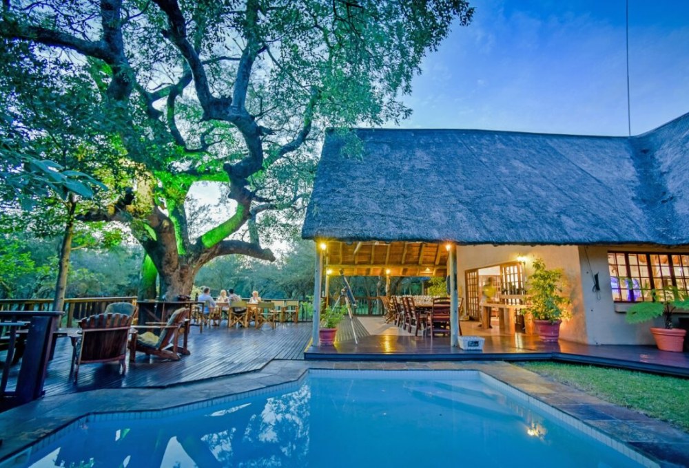 Pool und Terasse der Needles Safari Lodge